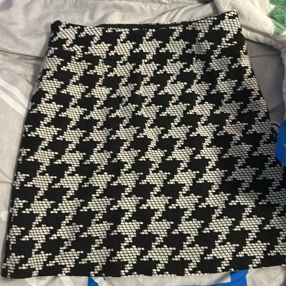 Woman’s Skirt worn once ! - Picture 2 of 3